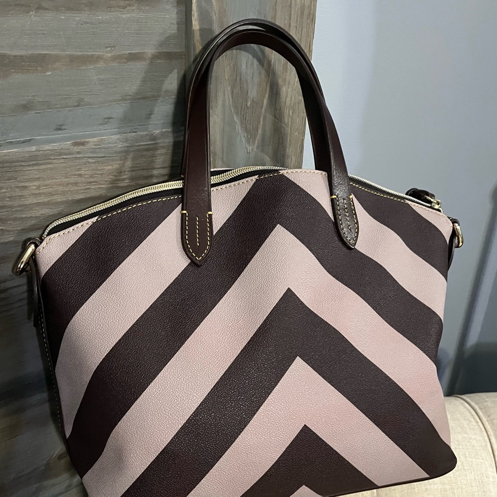 Dooney & Bourke, Chevron Bag,New condition - Picture 2 of 16